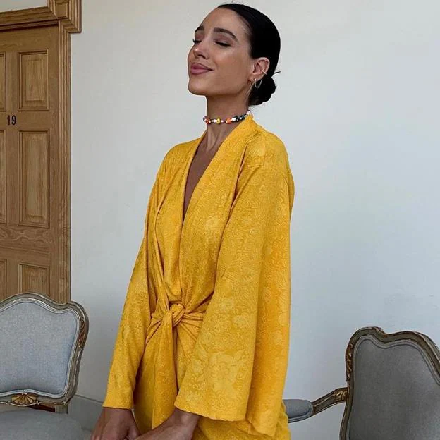 El vestido amarillo de Zara sienta fenomenal porque realza tu bronceado y estiliza cintura | Mujer Hoy