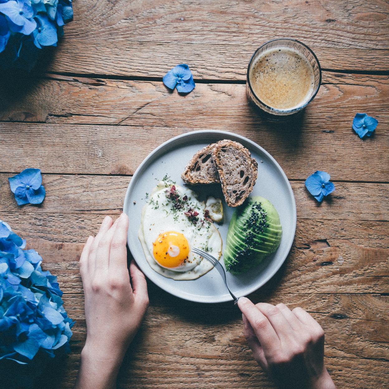 Qué es la dieta low carb de 1.300 calorías y por qué deberías seguirla para bajar de peso y acelerar el metabolismo