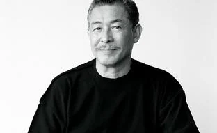 Muere Issey Miyake, el visionario diseñador de moda japonés que elevó el plisado a otra dimensión