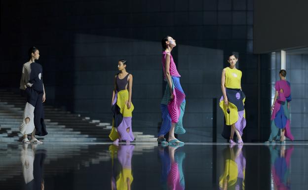 Imagen de la colección SS22 de Issey Miyake, presentada en la Semana de la Moda de París