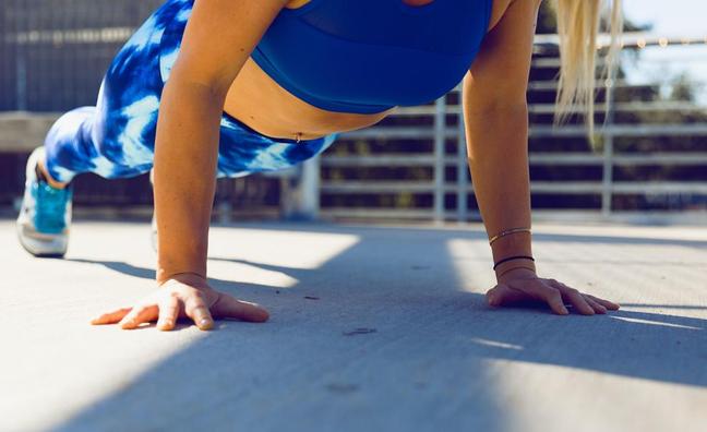 Cómo y por qué hacer planchas a los 50: la clave para acelerar el metabolismo y fortalecer el core