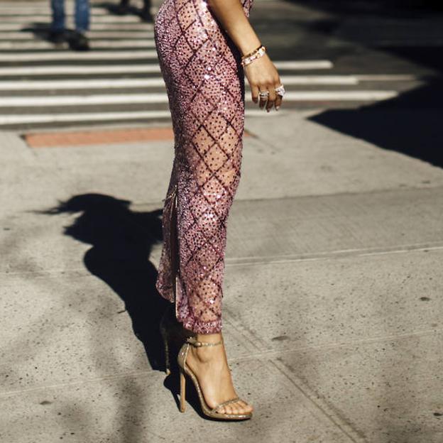 Doradas y de tacón: las sandalias que le darán un aire sofisticado a tus looks de invitada