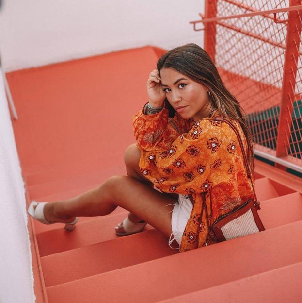 Esta es la blusa de estilo boho más original que las influencers eligen para mejorar sus looks con básicos