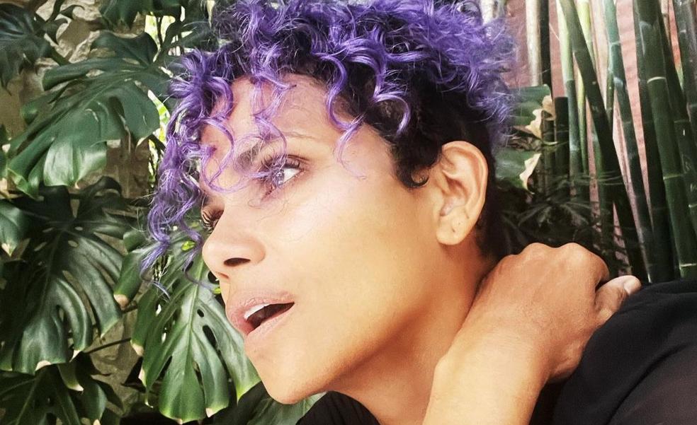 El corte pixie de Halle Berry demuestra que es el cambio de look perfecto para pelo rizado a los 50