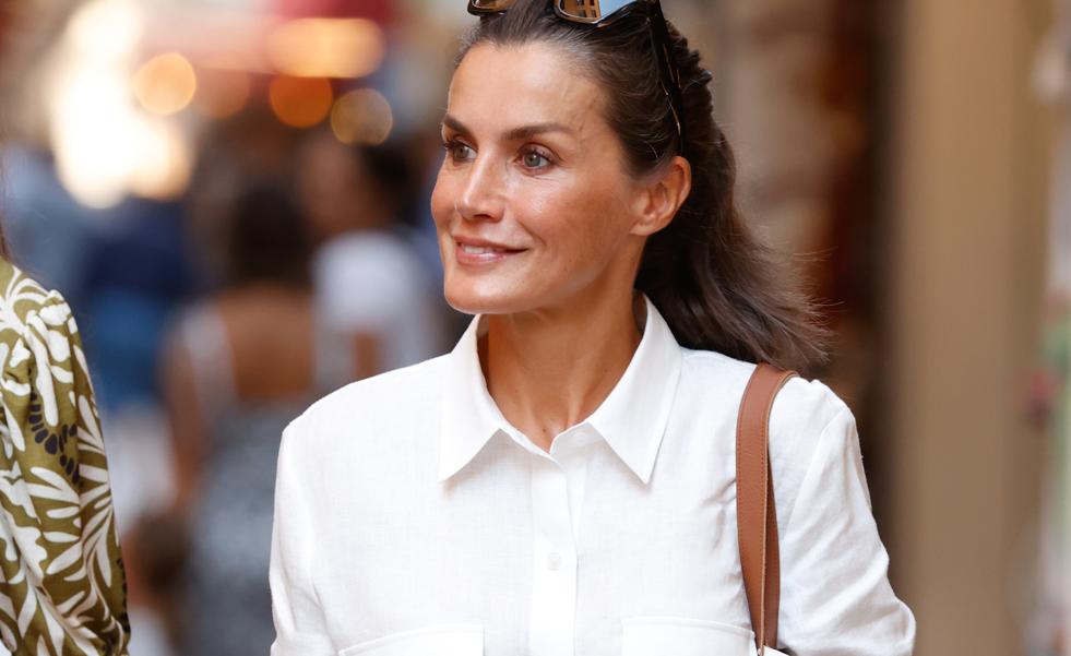 Bermudas cortas y alpargatas planas: la reina Letizia sorprende y estrena en Mallorca su look más informal, cómodo y veraniego