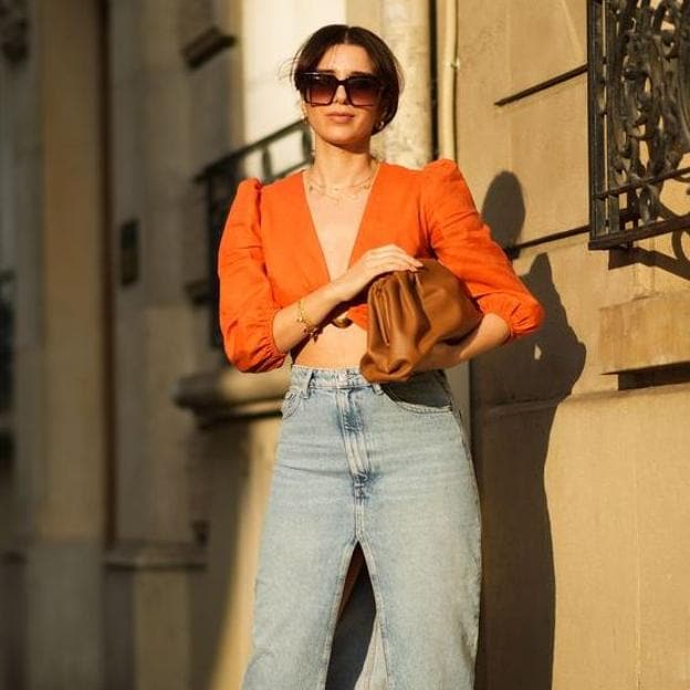Mango Outlet tiene la blusa que va a elevar tus looks vaqueros este verano: es naranja y tiene un asimétrico muy sofisticado | Mujer Hoy