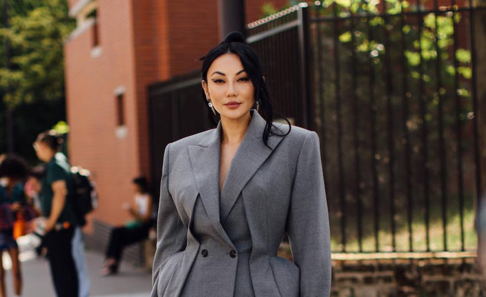 El look de oficina perfecto para el verano es este traje de Zara formado por una blazer de corte crop y una falda pantalón