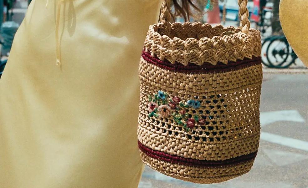 Los bolsos que tienes que fichar porque son tendencia están hechos de crochet o rafia y levantarán cualquier look, palabra de influencer