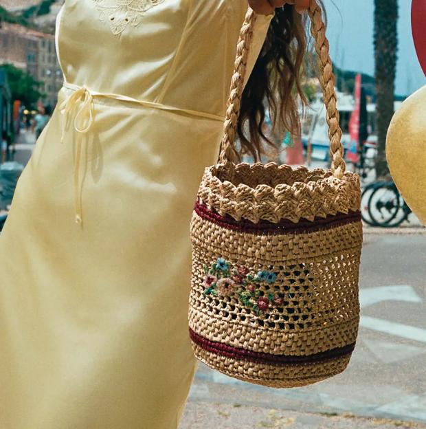 Los bolsos que tienes que fichar porque son tendencia están hechos de crochet o rafia y levantarán cualquier look, palabra de influencer