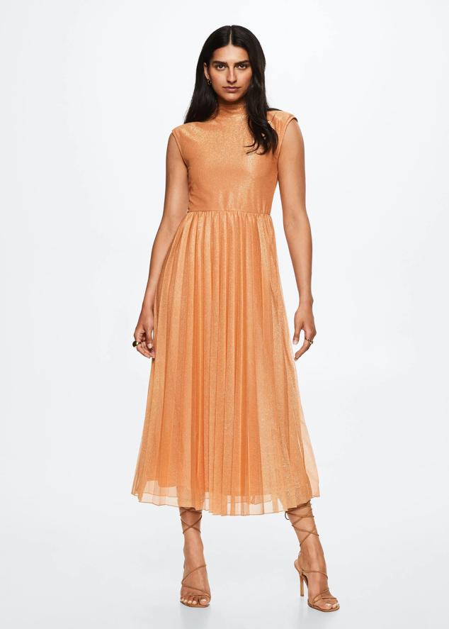 Los vestidos largos plisados más bonitos y que mejor quedan con sandalias de tiras