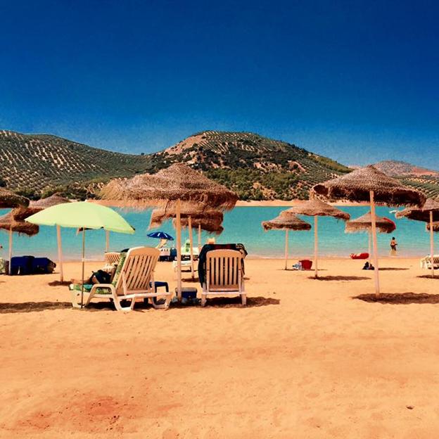 La Playa de Valdearenas es un lugar único en el corazón de Andalucía, que permite disfrutar de un día de relax.