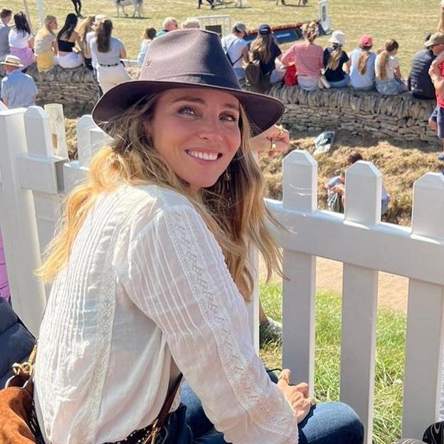 Elsa Pataky y el look rejuvenecedor con una blusa blanca que puedes comprar en Mango