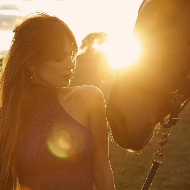 Ficha el conjunto made in Spain que ha conquistado a las famosas porque rejuvenece después de los 40