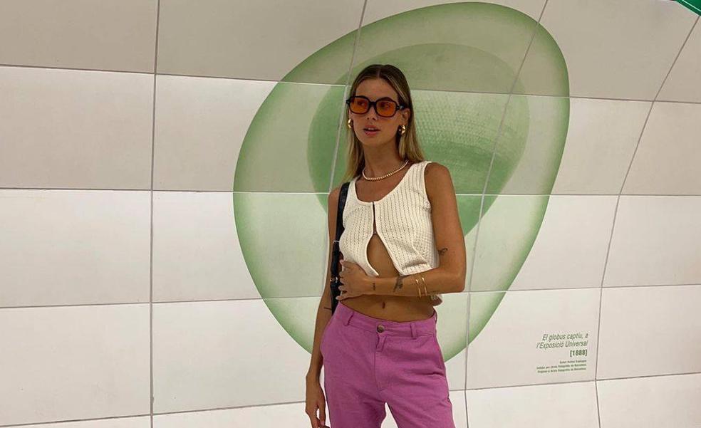 Top blanco y pantalones rosas: copia el look de influencer más cómodo y favorecedor