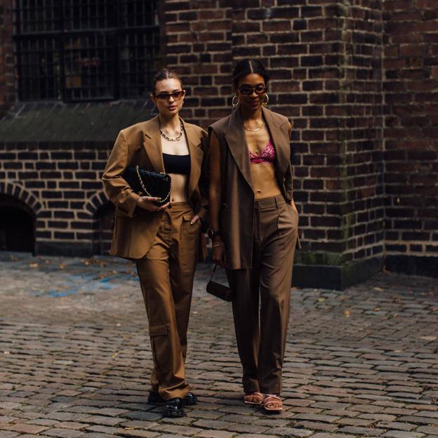 Sí, nosotras también estamos alucinando con este vaquero con efecto faja de las rebajas de Massimo Dutti que cuesta 30 euros