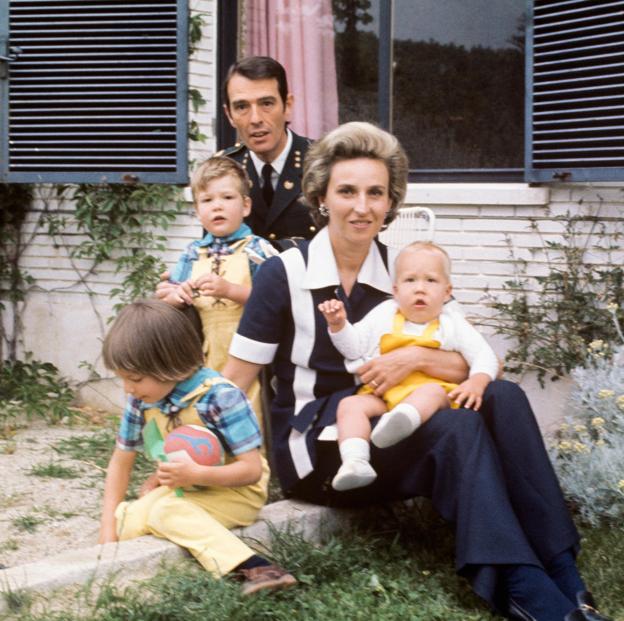 Así fue la boda de la infanta Pilar y Luis Gómez-Acebo: en Portugal, contra el deseo de su padre y con una impresionante tiara