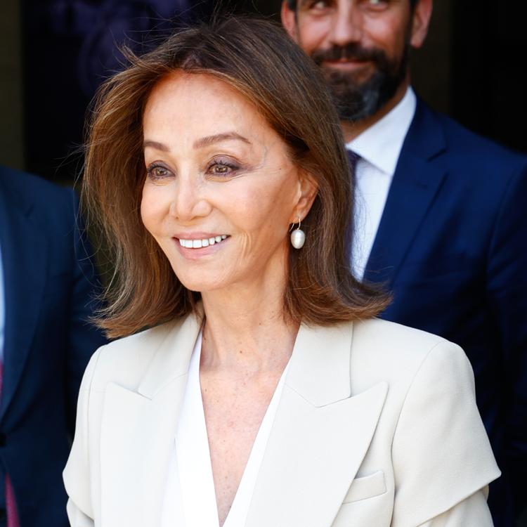 Todas las veces que hemos visto a Isabel Preysler de blanco y que podrían inspirar a Tamara Falcó en su look de boda