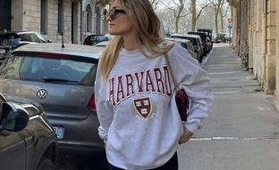 Las sudaderas varsity son la tendencia cómoda más popular en el street style por lo mucho que rejuvenece los looks de diario