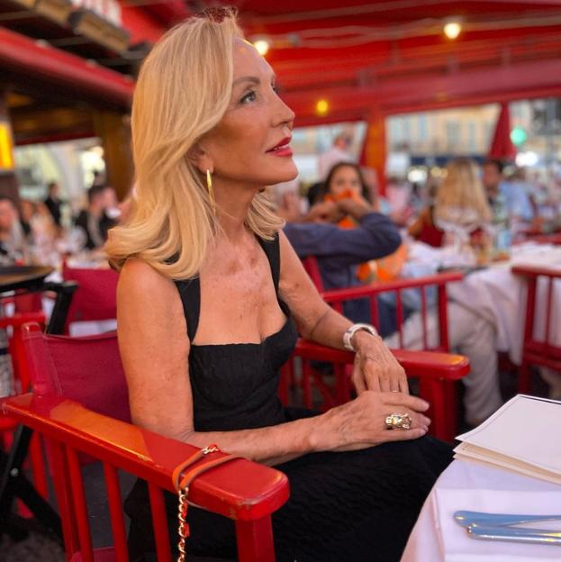 Crop top, falda evasé y sandalias doradas: el elegante conjunto de Carmen Lomana que estiliza y rejuvenece