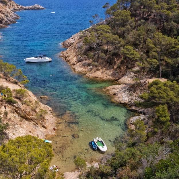 Cala Bona es una pequeña playa situada en Tossa de Mar para darse un chapuzón rápido y disfrutar de las vistas.