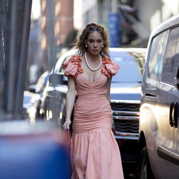 El vestido de cuadros vichy que también llevarás en otoño está en las rebajas de Mango