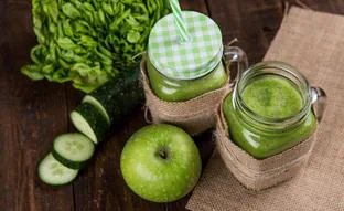 El zumo verde de manzana y pepino perfecto para septiembre: es detox, deshincha, ayuda con la retención de líquidos y adelagza