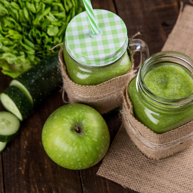 El zumo verde de manzana y pepino perfecto para septiembre: es detox, deshincha, ayuda con la retención de líquidos y adelagza