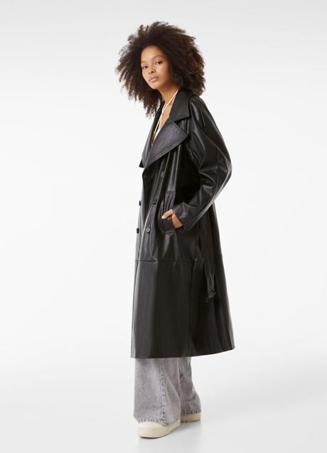 Trench de cuero de Bershka, 59,99€