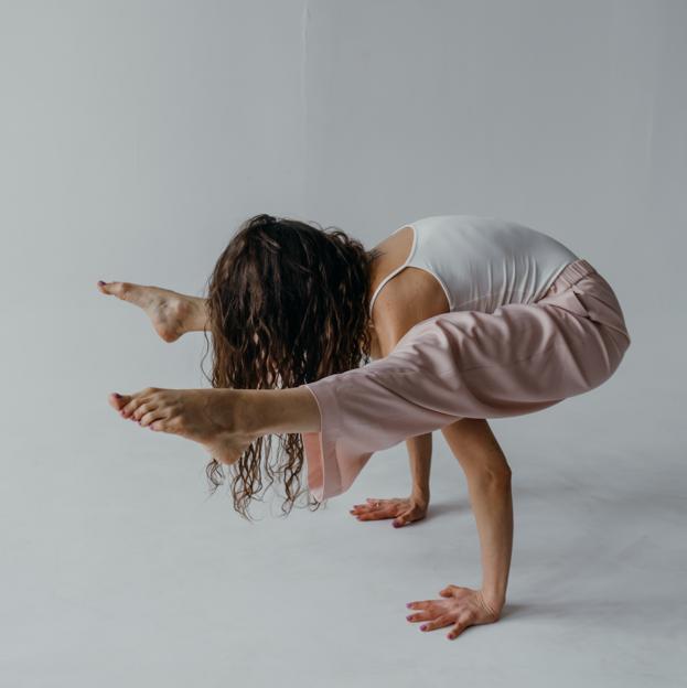 Tittibhasana o postura de la luciérnaga: yoga avanzado para tener el vientre plano (más terso y tonificado)