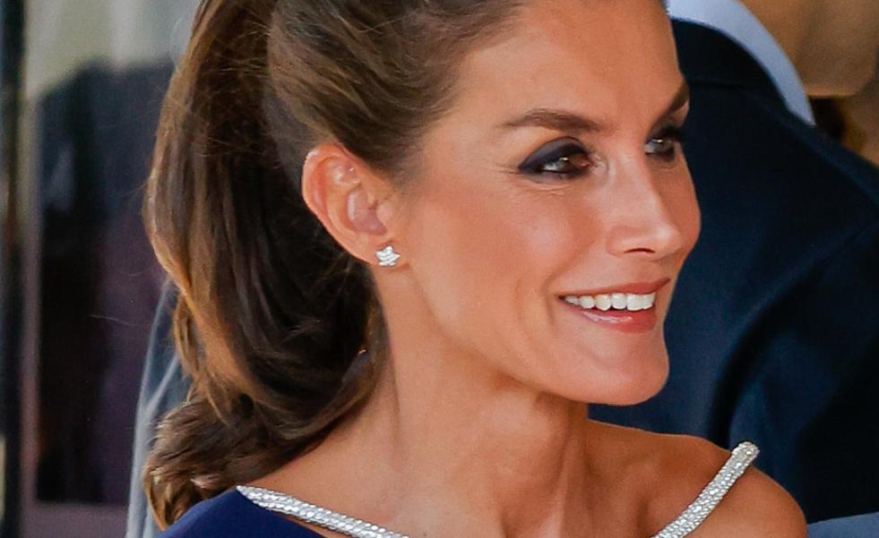 El vestido de invitada más bonito y espectacular de la reina Letizia vuelve en más colores y son perfectos si tienes una boda en otoño