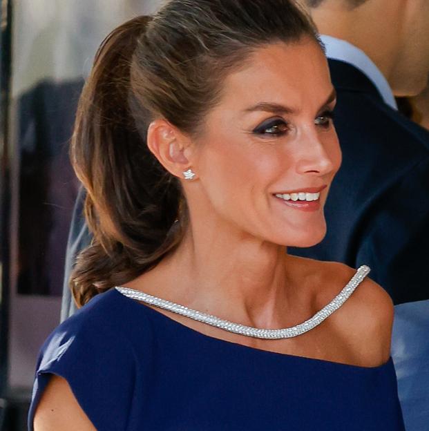 El vestido de invitada más bonito y espectacular de la reina Letizia vuelve en más colores y son perfectos si tienes una boda en otoño