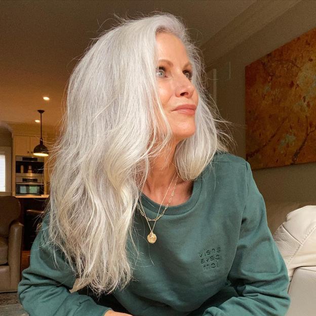 Esta base de maquillaje matifica, proporciona un acabado profesional y duradero que hidrata la piel sin dejar brillos