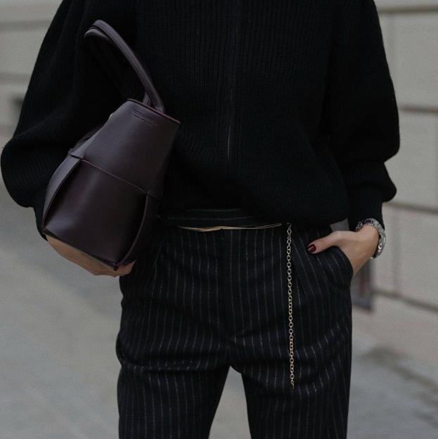 Básicos con raya diplomática que podrás llevar a la oficina con tacones y zapatillas y que vuelven locas a las más elegantes