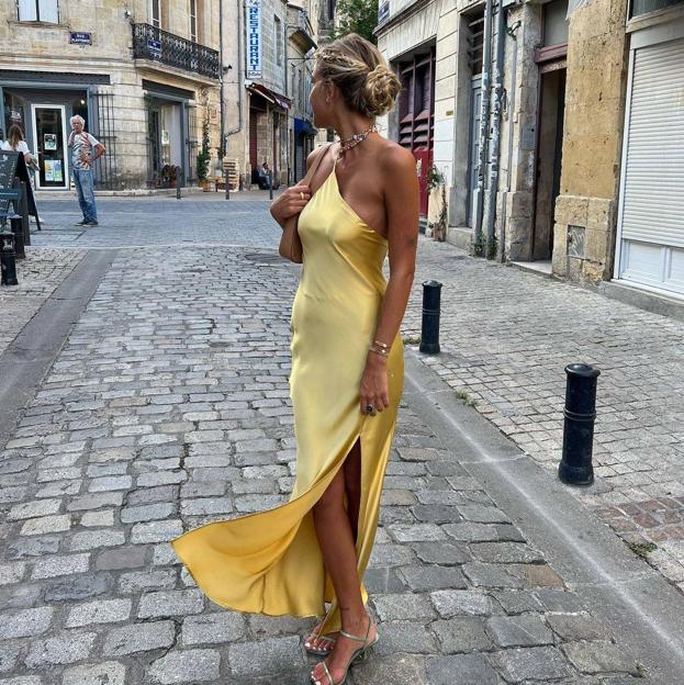 Para eventos o diario, este espectacular vestido amarillo minimal que arrasa entre las influencers es la prenda más versátil