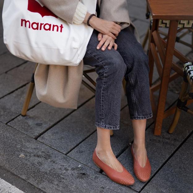 Hemos encontrado el jersey de punto más juvenil que combina con todo y quita años de encima: es de Parfois y cuesta menos de 30 euros