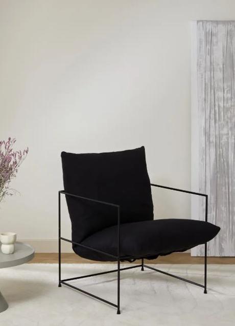 Un sillón muy elegante de color negro con reposabrazos. / 