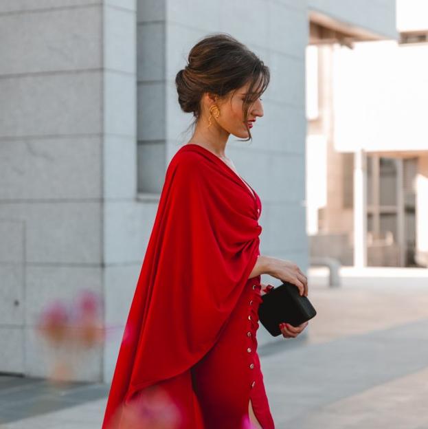 Invitadas de otoño, este es el truco tendencia que añadir a un vestido básico para convertirlo en el más elegante