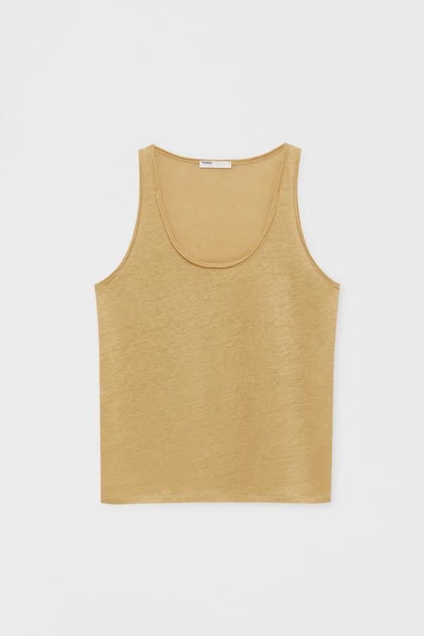 El tank top o la clásica camiseta de tirantes vuelve esta temporada para rejuvenecer tus looks