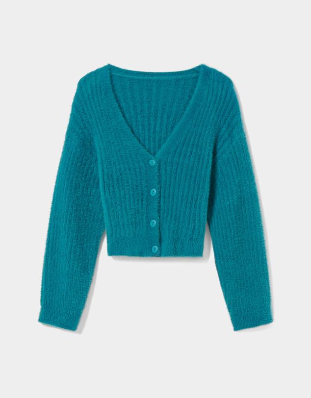 La prenda básica del otoño: el cárdigan de punto con cuello de pico que va a elevar todos tus looks