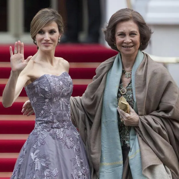Las reinas Letizia y Sofía juntas en un acto oficial. /gtres
