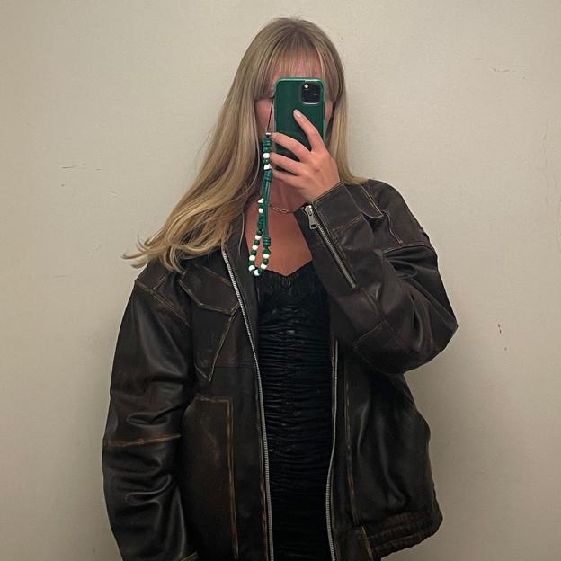 Seis biker oversize negras que te ayudarán a conseguir un look juvenil y moderno ​