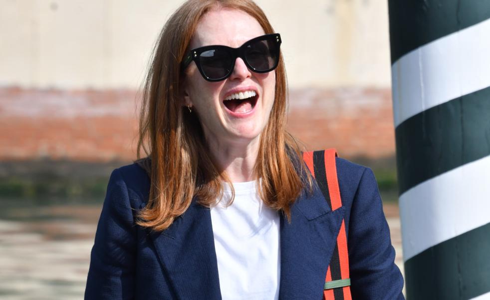 El look perfecto de Julianne Moore que rejuvenece a los 60: lo puedes comprar en Zara y sienta bien a cualquier edad