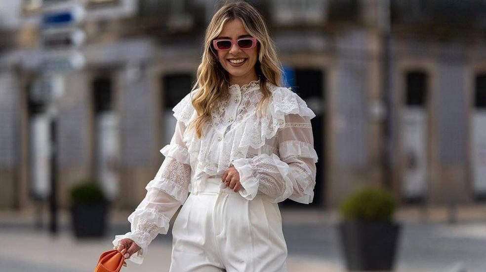 10 blusas de volantes elegantes que mejoran los looks de diario con vaqueros