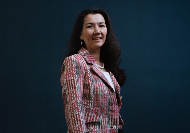 Mary Peltola, la primera congresista nativa y demócrata en Alaska, hace historia y deja fuera del 'ring' a la republicana Sarah Palin