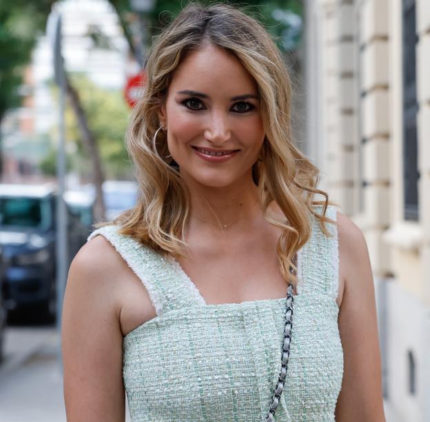 Alba Carrillo nos ha descubierto un vestido de invitada que cuesta 50 euros y que favorece muchísimo