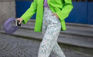 Pantalones con estampado de flores super favorecedores que mejoran y rejuvenecen los looks con camisas y camisetas básicas