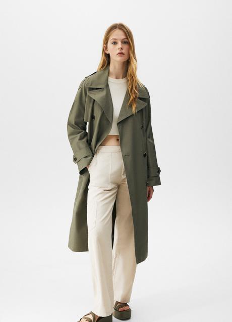 Gabardina larga verde de Pull and Bear, 49,99€.