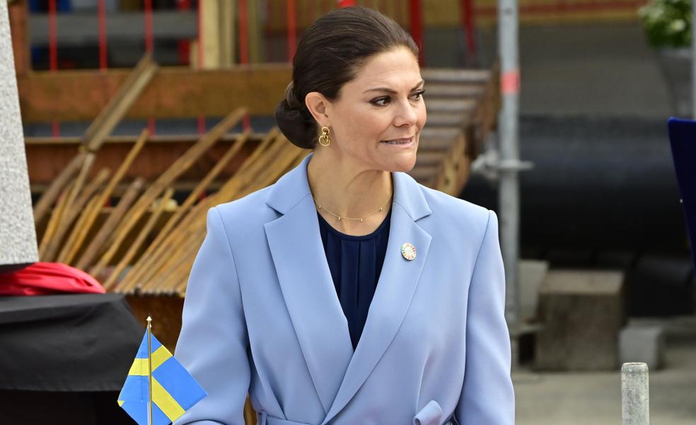 El look royal asequible con falda plisada y chaqueta original que van a copiar las que quieren un look de oficina estiloso y elegante