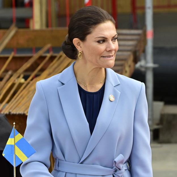 El look royal asequible con falda plisada y chaqueta original que van a copiar las que quieren un look de oficina estiloso y elegante