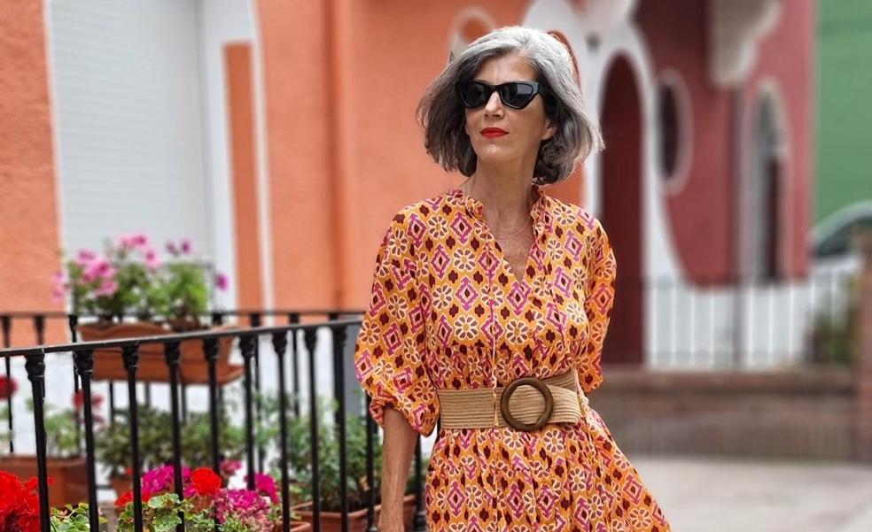 Flechazo con este look que adoran las influencers de más de 50 años: vestido de Zara y zapatillas comodísimas